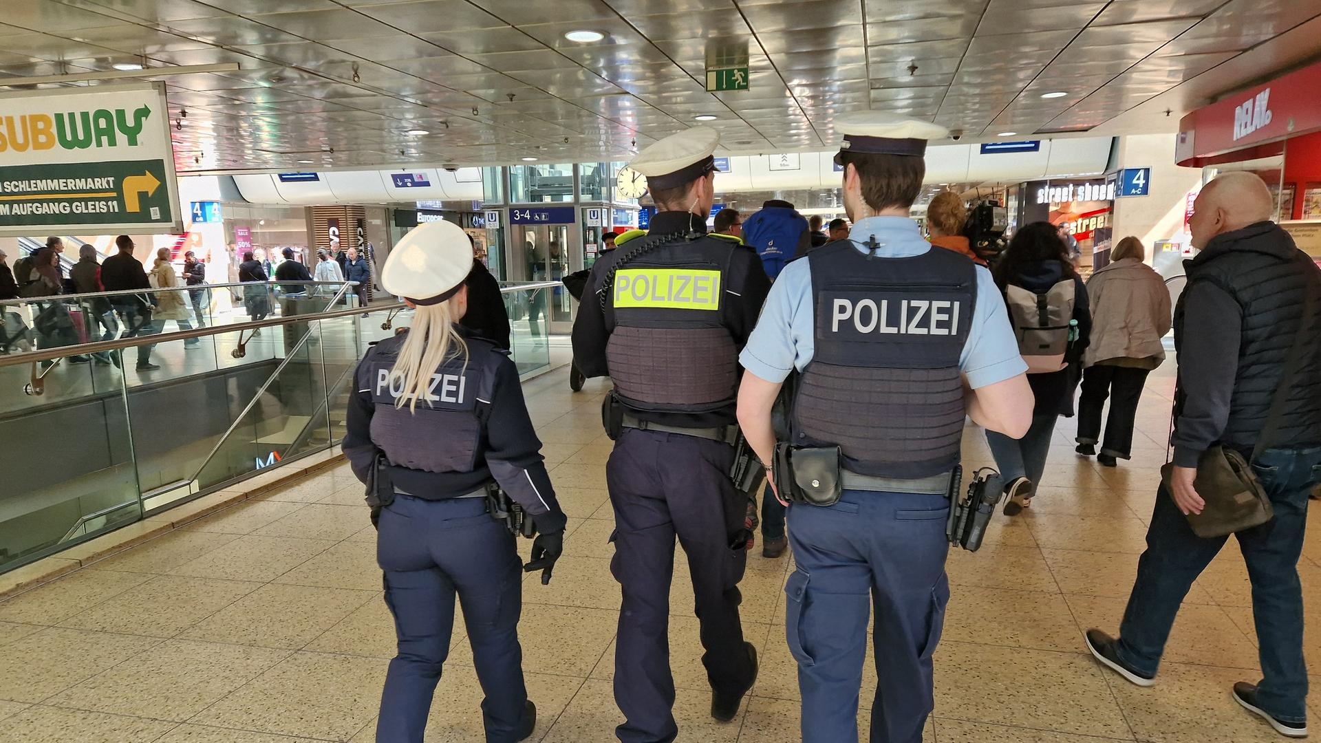 Drei Bundespolizisten patroullieren am Fahndungstag durch den Hauptbahnhof Hannover. | NDR Niedersachsen, Maren Bruns
