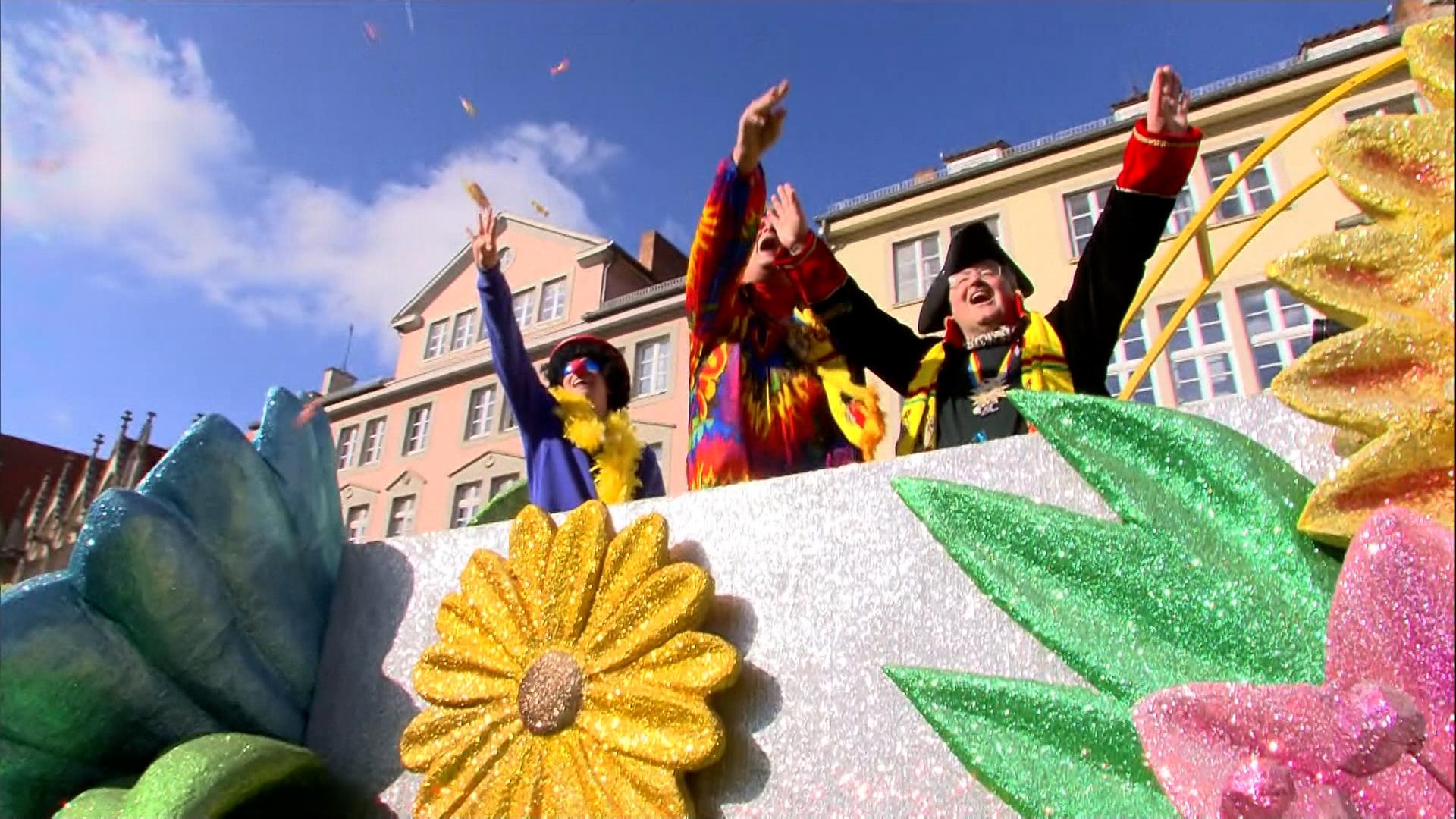 Ein Karneval-Umzugswagen beim Schoduvel in Braunschweig. Bonbons werden in die Menge geworfen. | NDR
