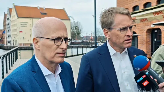 Hamburgs Bürgermeister Peter Tschentscher (SPD, l.) und Schleswig-Holsteins Ministerpräsident Daniel Günther (CDU) werben für engere Kooperationen mit Polen und Balten im Ostseeraum.