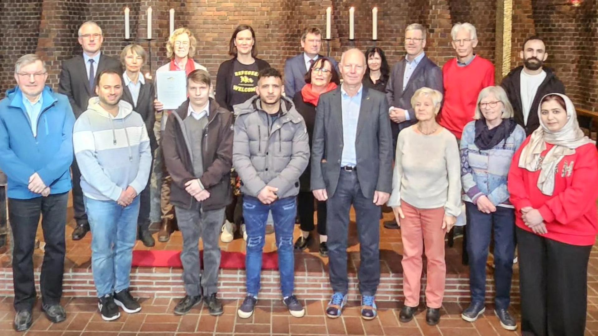 Mehrere Menschen stehen zusammen für ein Gruppenfoto. | Hansestadt Greifswald