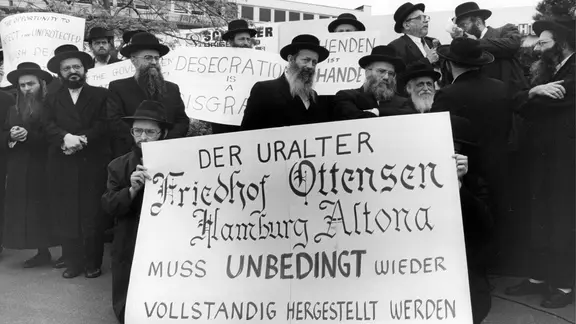 Orthodoxe Juden beten am 02.03.1992 auf dem ehemaligen Friedhofsgelände gegen den Bau des geplanten neuen Einkaufszentrums in Hamburg-Ottensen.