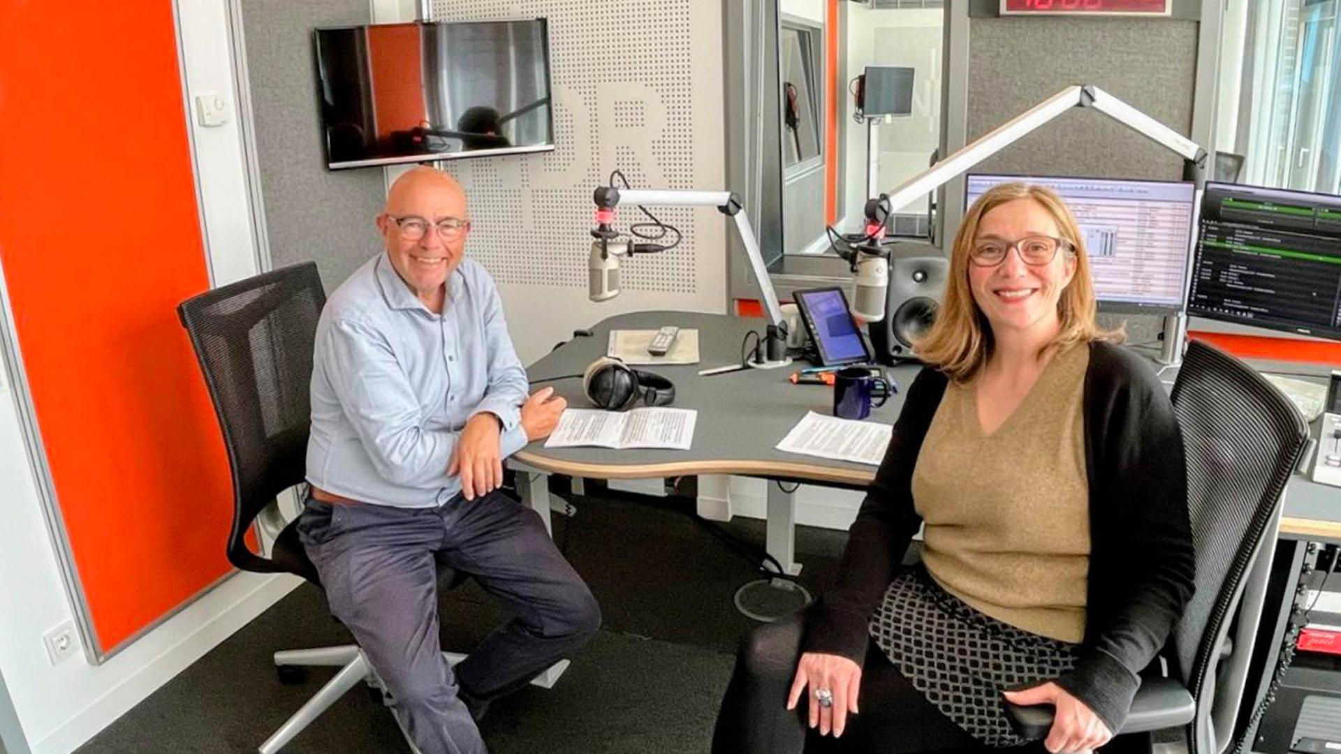 Psychiater und Psychotherapeut Michael Hase mit Melanie Thieltges im Studio. | NDR