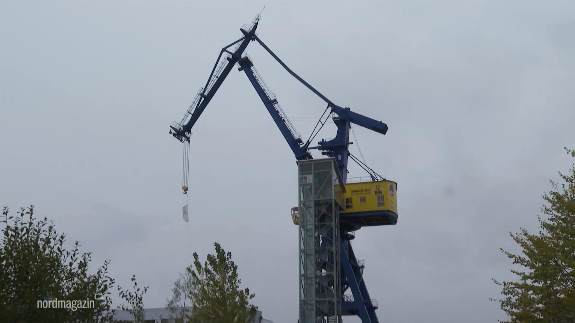 Historischer Hellingkran im Hafen Rostock droht einzustürzen
