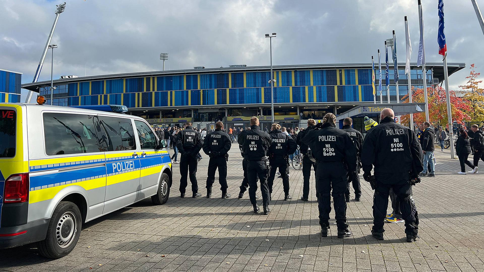 Polizei vor dem Eintracht-Stadion | IMAGO/Susanne Hübner