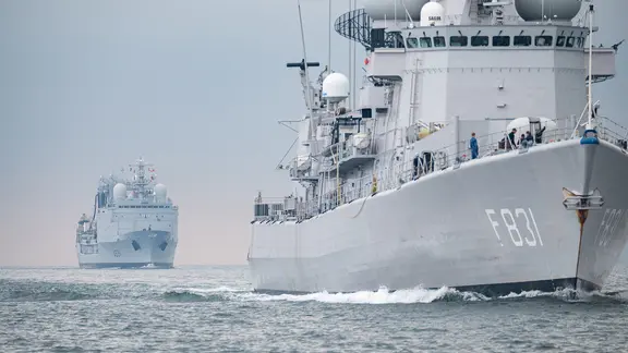 An der Baltopsübung 2023: Eine Fregatte und ein Tanker fahren in Richtung Kieler Förde.