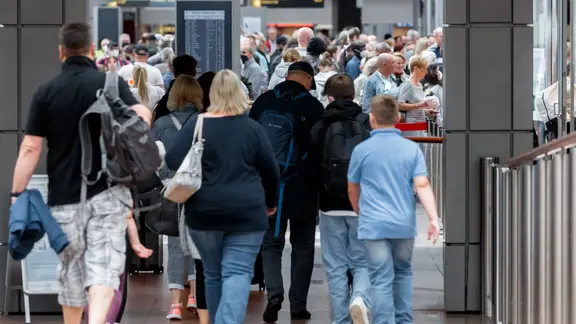Zu Beginn der Maiferien in Hamburg bilden sich am Flughafen Warteschlangen vor den Check-In Schaltern und den Sicherheitskontrollen. | picture alliance / dpa, Markus Scholz Zu Beginn der Maiferien in Hamburg bilden sich am Flughafen Warteschlangen vor den Check-In Schaltern und den Sicherheitskontrollen.