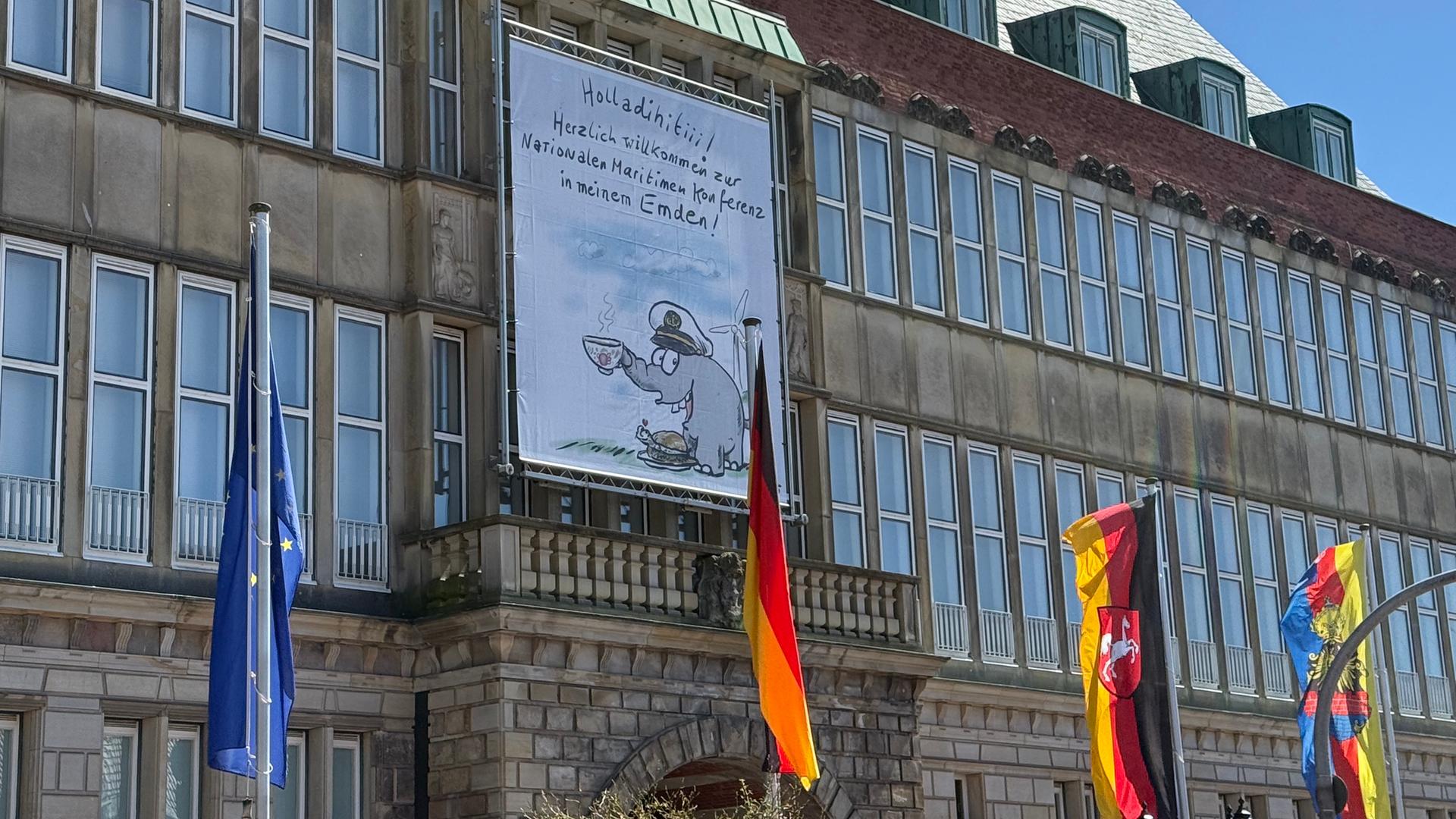 Ein Ottifanten-Plakat grüßt zur Maritimen Konferenz in Emden. | Thees Jagels, NDR