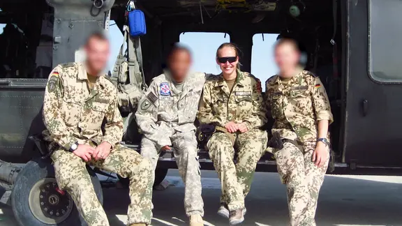 Annika Schröder mit Kameraden in einem Militärhubschrauber.