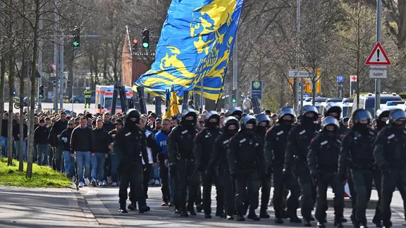 Eintracht-Fans in Hannover | picture alliance/dpa | dpa Eintracht-Fans in Hannover