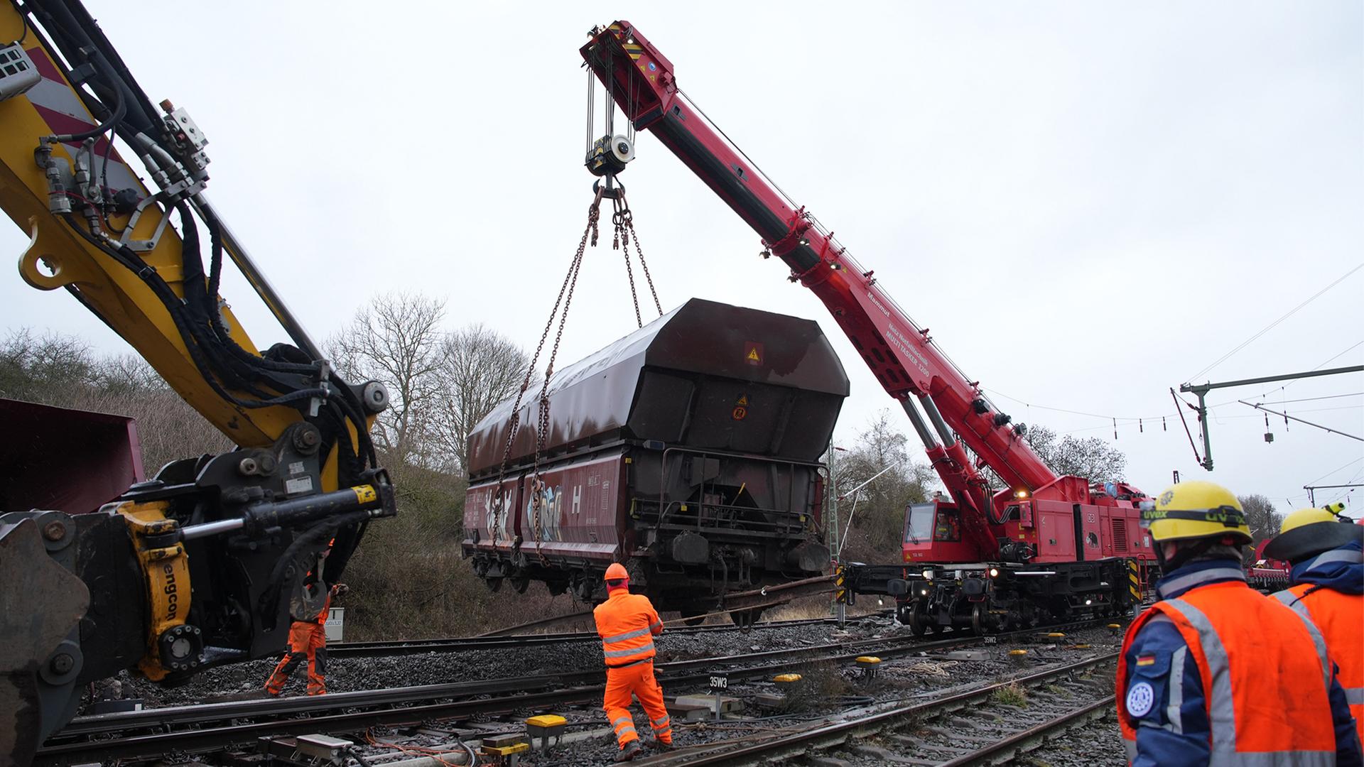 Ein entgleister Wagon wird mit einem Kran angehoben. | NDR, Jasmin Janosch