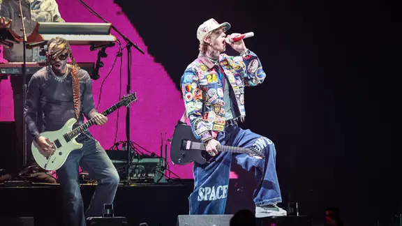 Machine Gun Kelly auf der Bühne.