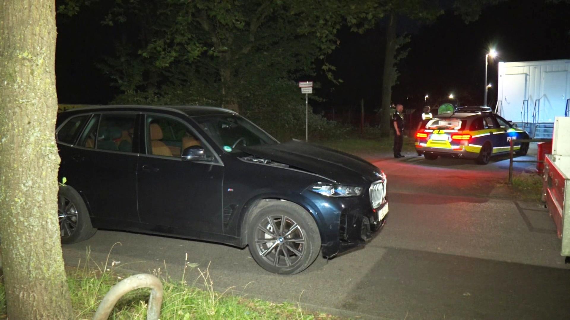 Geparkter BMW und Polizeiwagen auf einer Einfahrt nach einer Verfolgungsfahrt. | TV News Kontor