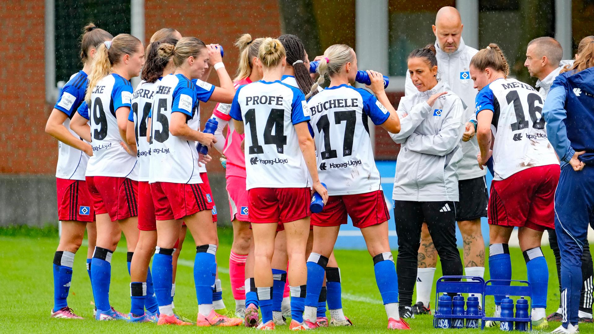 Trainerin Liese Brancao (r.) mit den HSV-Frauen | Frank Peters