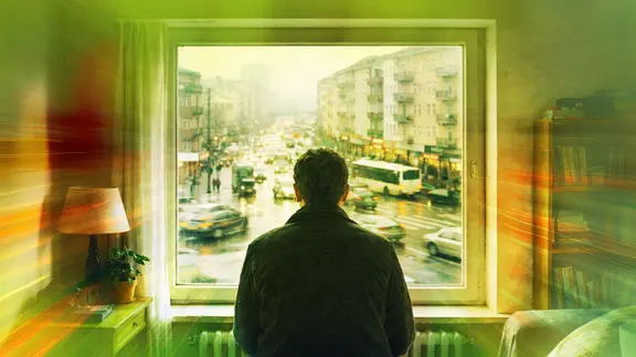 Blick aus einem Zimmer auf eine volle Straßenkreuzung in der Stadt. Vor dem Fenster sitzt ein Mann und guckt raus. Der Lärm ist durch Streifen farbliche Verfremdung illustriert. Bild mithilfe von KI erstellt. | Gestaltung: Kristina Möckel/NDR Design | Lichteffekte: Adobe Stock | Bild erstellt mithilfe von KI Blick aus einem Zimmer auf eine volle Straßenkreuzung in der Stadt. Vor dem Fenster sitzt ein Mann und guckt raus. Der Lärm ist durch Streifen farbliche Verfremdung illustriert. Bild mithilfe von KI erstellt.