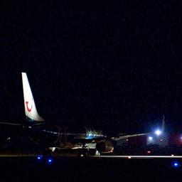 Ein Flugzeug fährt nachts über ein Rollfeld.