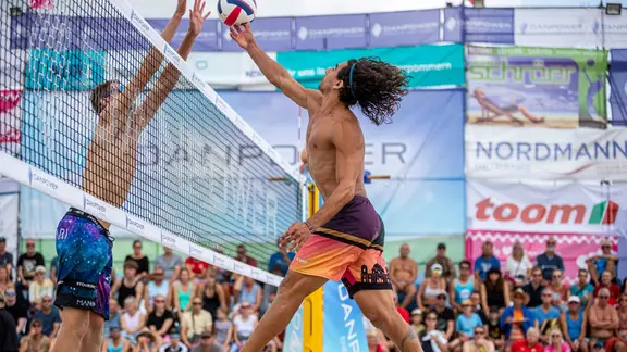 Zwei Volleyballspieler am Netz