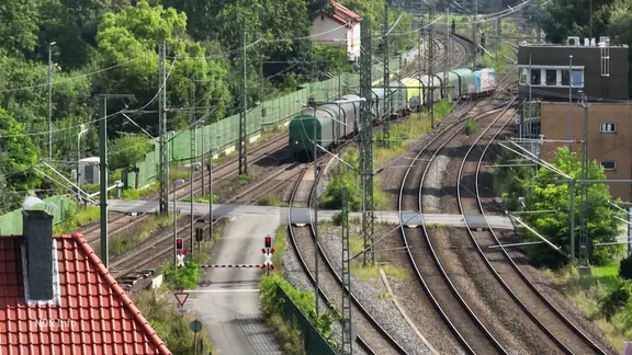 400 Zge tglich: Wenn der Bahnbergang fast immer dicht ist | ndr.de