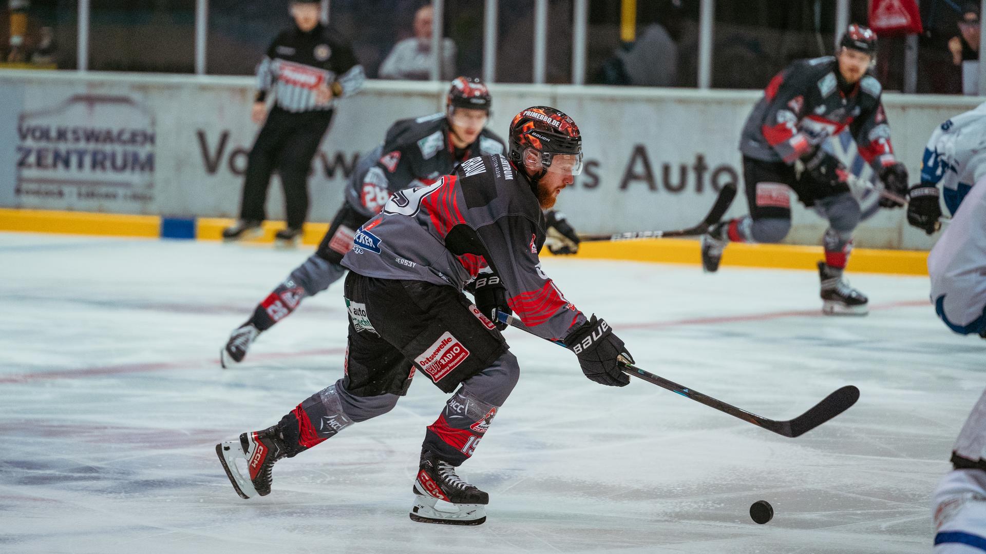 Eishockey: Rostock Piranhas schlagen Füchse Duisburg mit 6:3