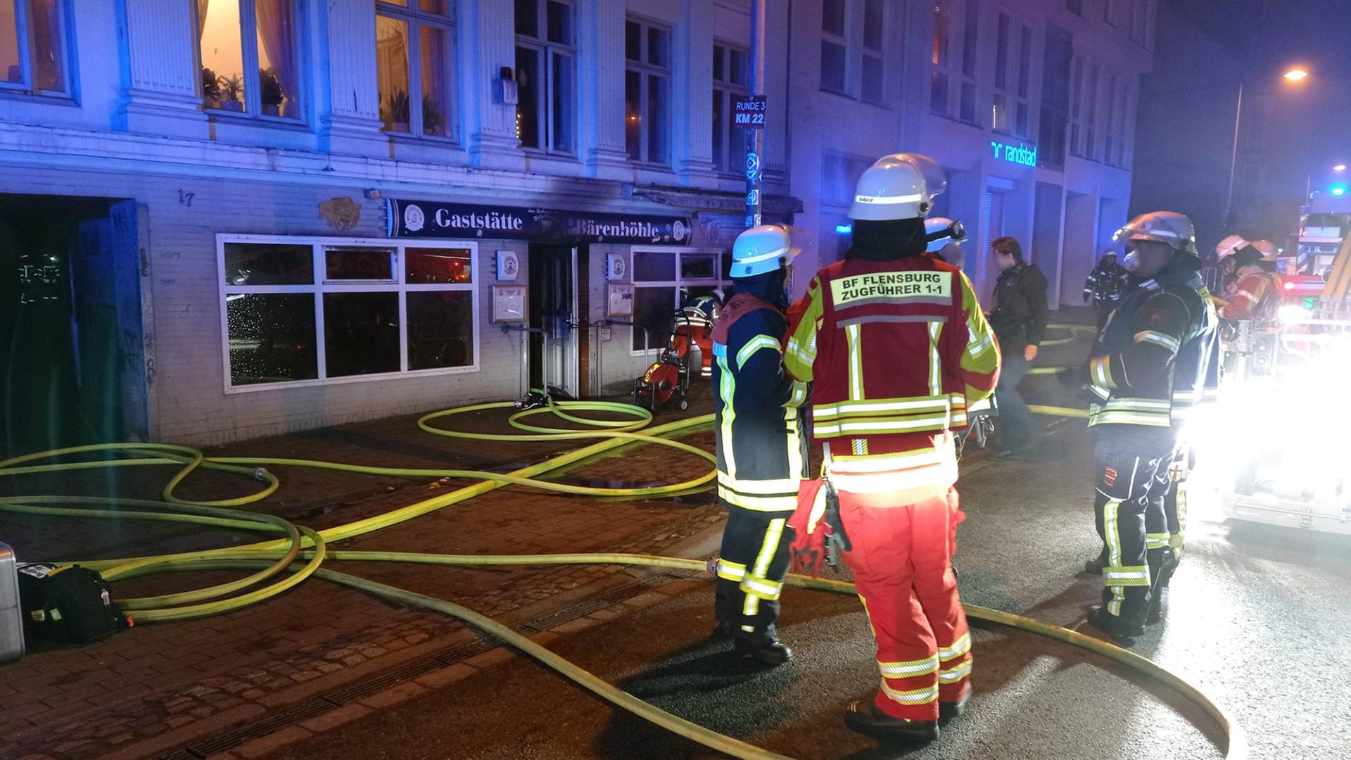 Feuer zerstört Flensburger Kultkneipe "Bärenhöhle"