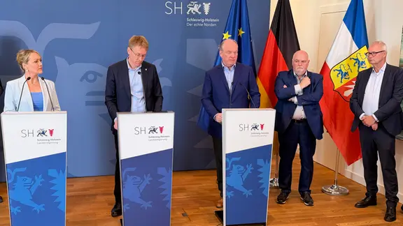 Landes- und Gewerkschaftsvertreter bei der Pressekonferenz zur Industrie