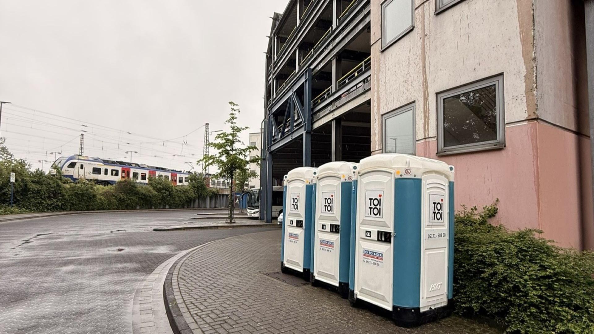 Am Bahnhof in Celle hat die Stadt drei mobile Toiletten aufstellen lassen. | allerland Immobilien GmbH