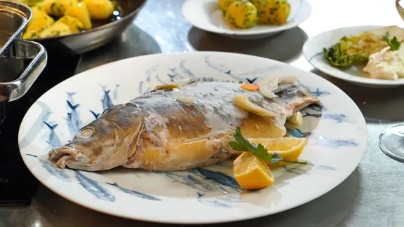 Karpfen blau mit Meerrettich-Dipp und gebratenem Römersalat | NDR, Florian Kruck Karpfen blau mit Meerrettich-Dipp und gebratenem Römersalat