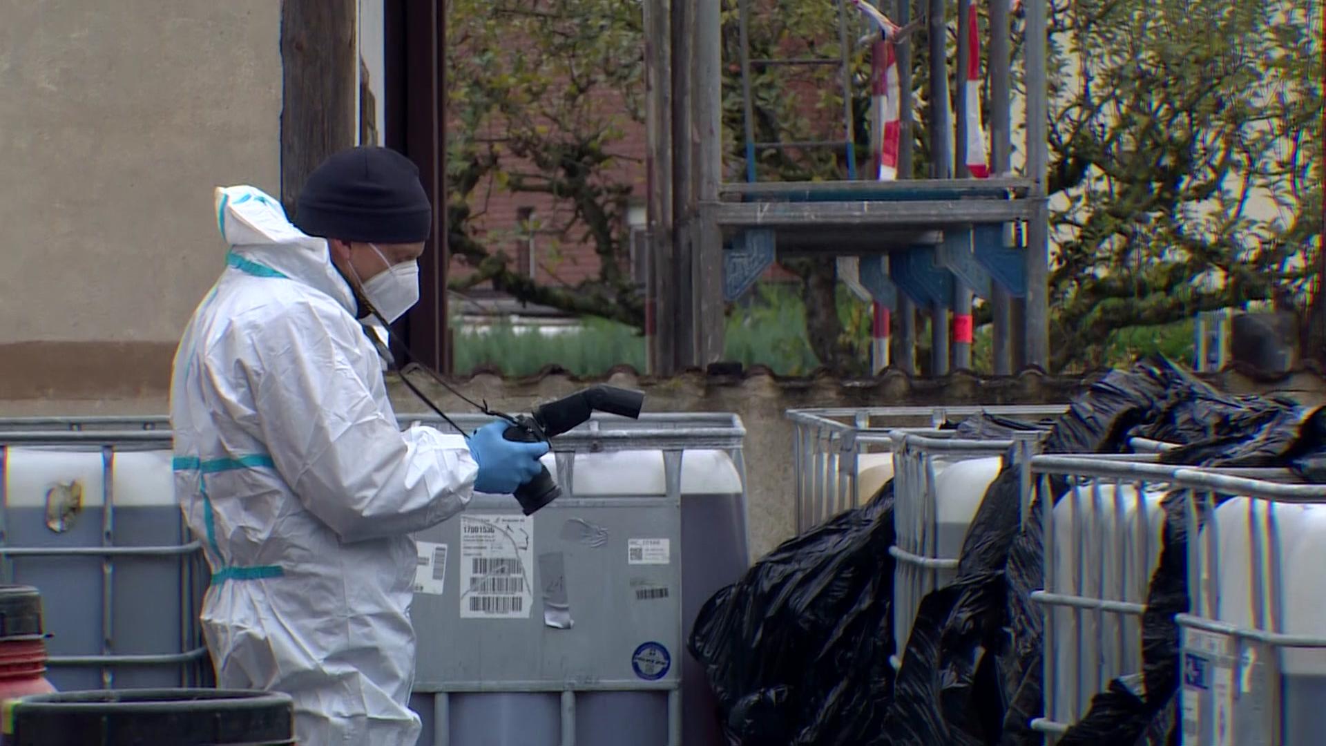 Ein Mann fotografiert Behälter auf einem Gelände im Landkreis Wolfenbüttel | NonStopNews