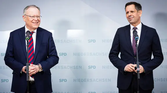 Stephan Weil und Olaf Lies (beide SPD) während einer Pressekonferenz.
