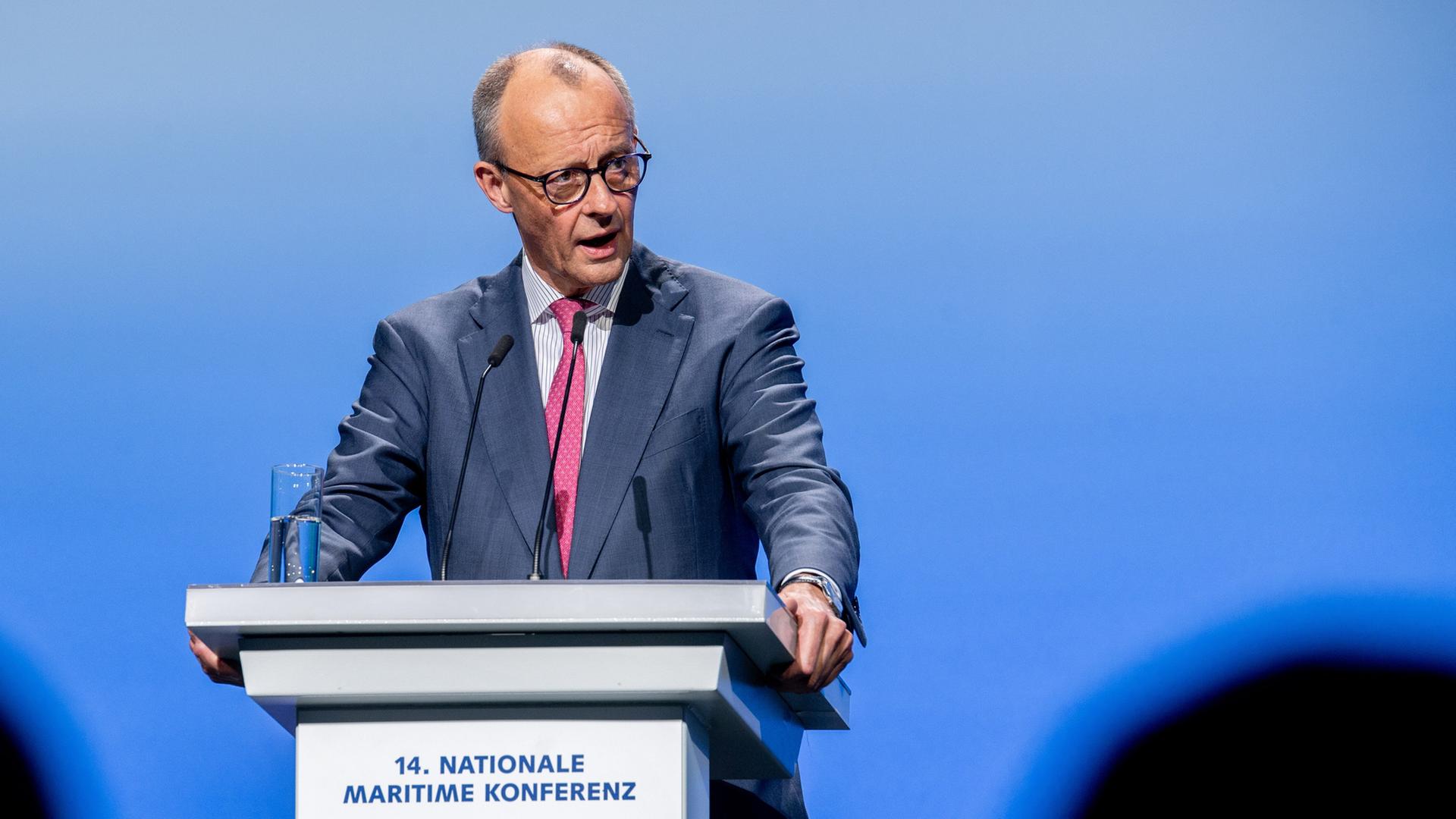 Bundeskanzler Friedrich Merz spricht im Rahmen der Nationalen Maritimen Konferenz in Emden.  | picture alliance/dpa | Hauke-Christian Dittrich