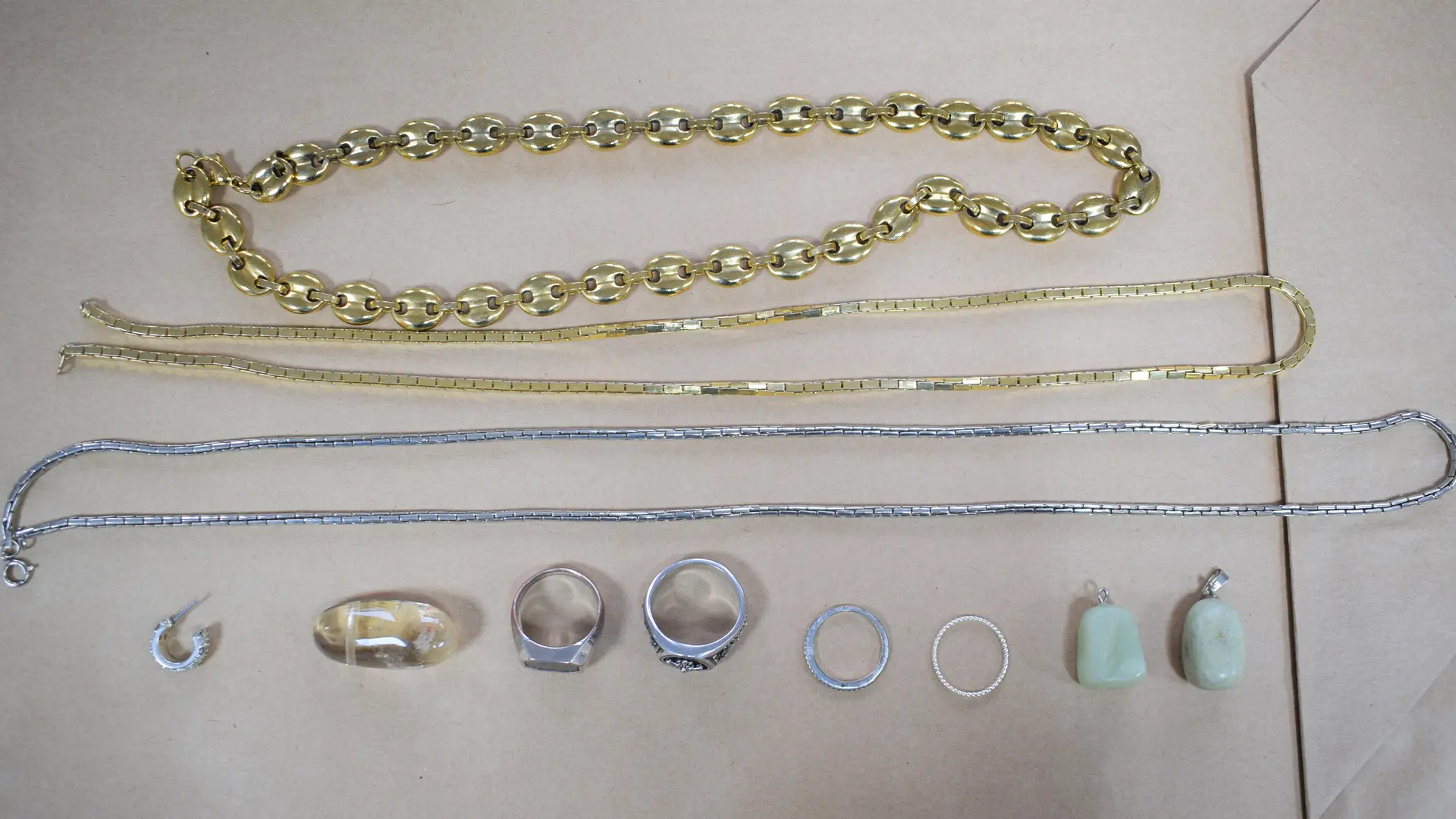 Wem gehören die unbekannten Schmuckstücke?