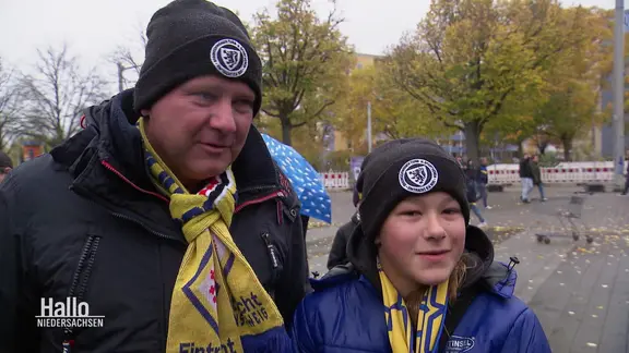 Vater und Tochter mit Eintracht-Braunschweig Fanschals im Interview