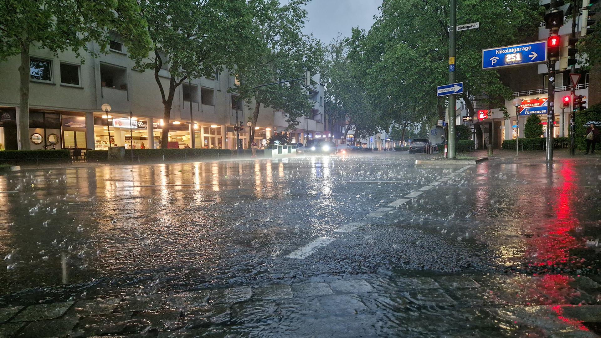 Regen fällt während eines Unwetters in Osnabrück. | NDR, Josephine Lütke