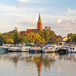 Blick auf das Seeufer und den Hafen von Röbel.