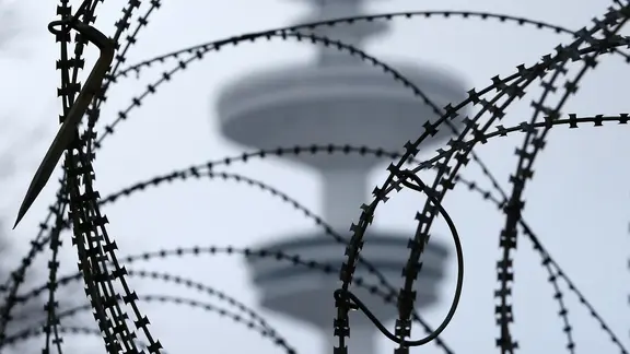 Stacheldraht vor dem Fernsehturm