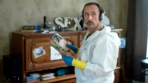 Heiko Schotty Schotte (Bjarne Mädel) bei der Arbeit am Tatort.