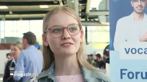 Eine junge Frau auf einer Messe
