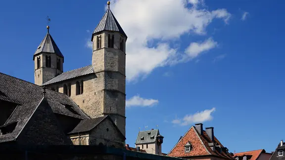 Η ιστορική συλλογική εκκλησία στο Bad Gandersheim και μερικά άλλα κτίρια στην παλιά πόλη