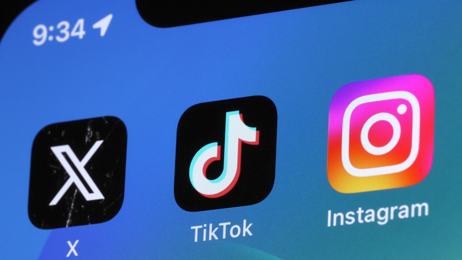 Social Media Logos sind auf einem Handy-Display zu sehen. | picture alliance / ASSOCIATED PRESS , Yoshinobu Goto
