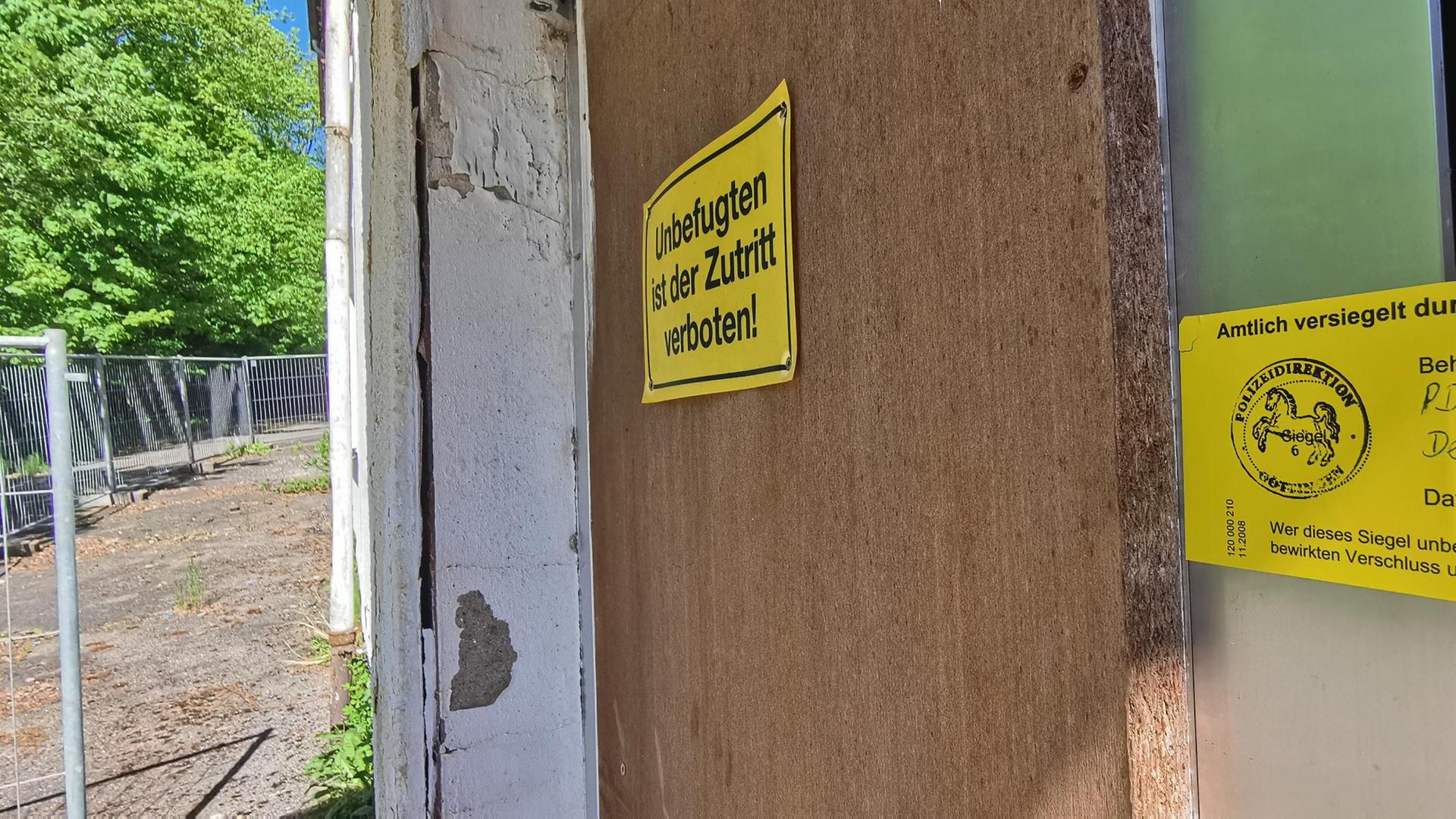 Siegel der Polizei nach Razzia bei Objekten von 