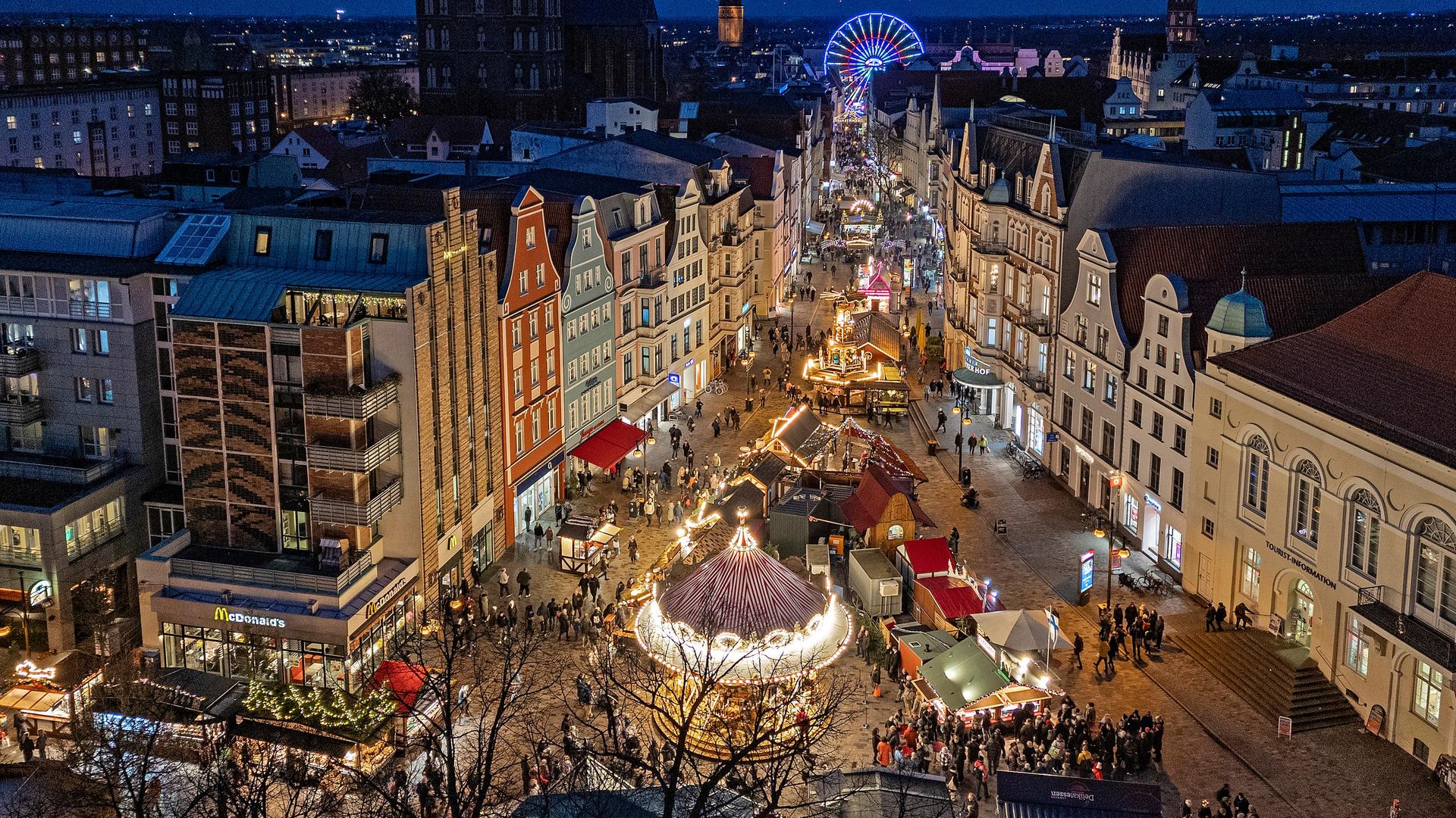 Weihnachtsmarkt in Rostock wird aufgebaut