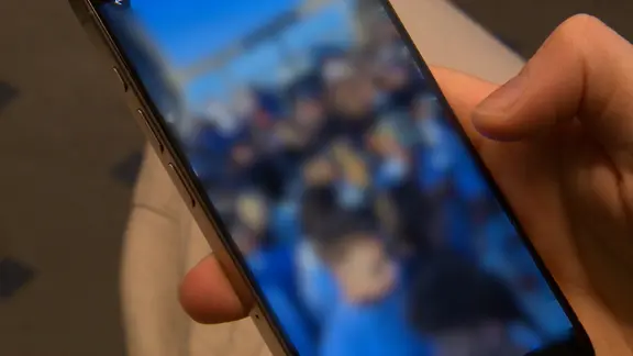 Die verpixelte Sicht auf ein Handy.