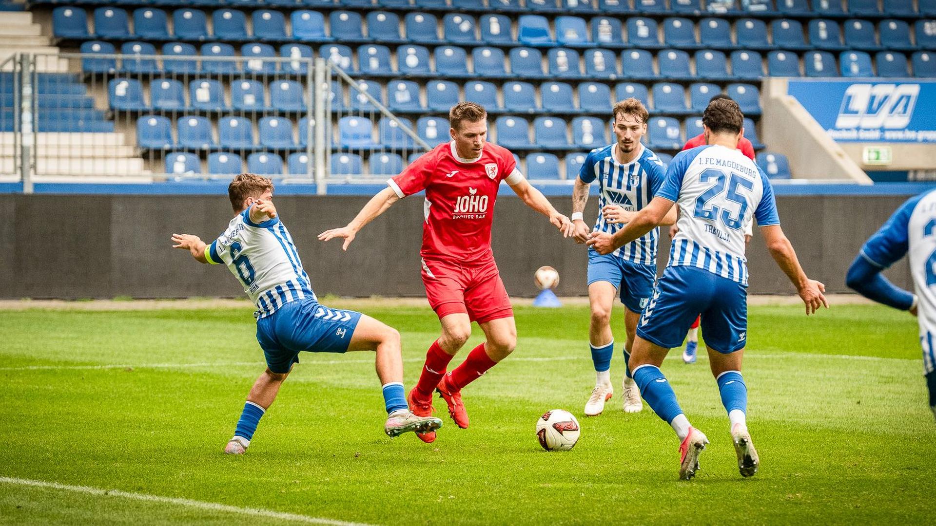 Der Greifswalder Spieler Robert Leipertz umringt von Magdeburger Spielern. | Greifswalder FC