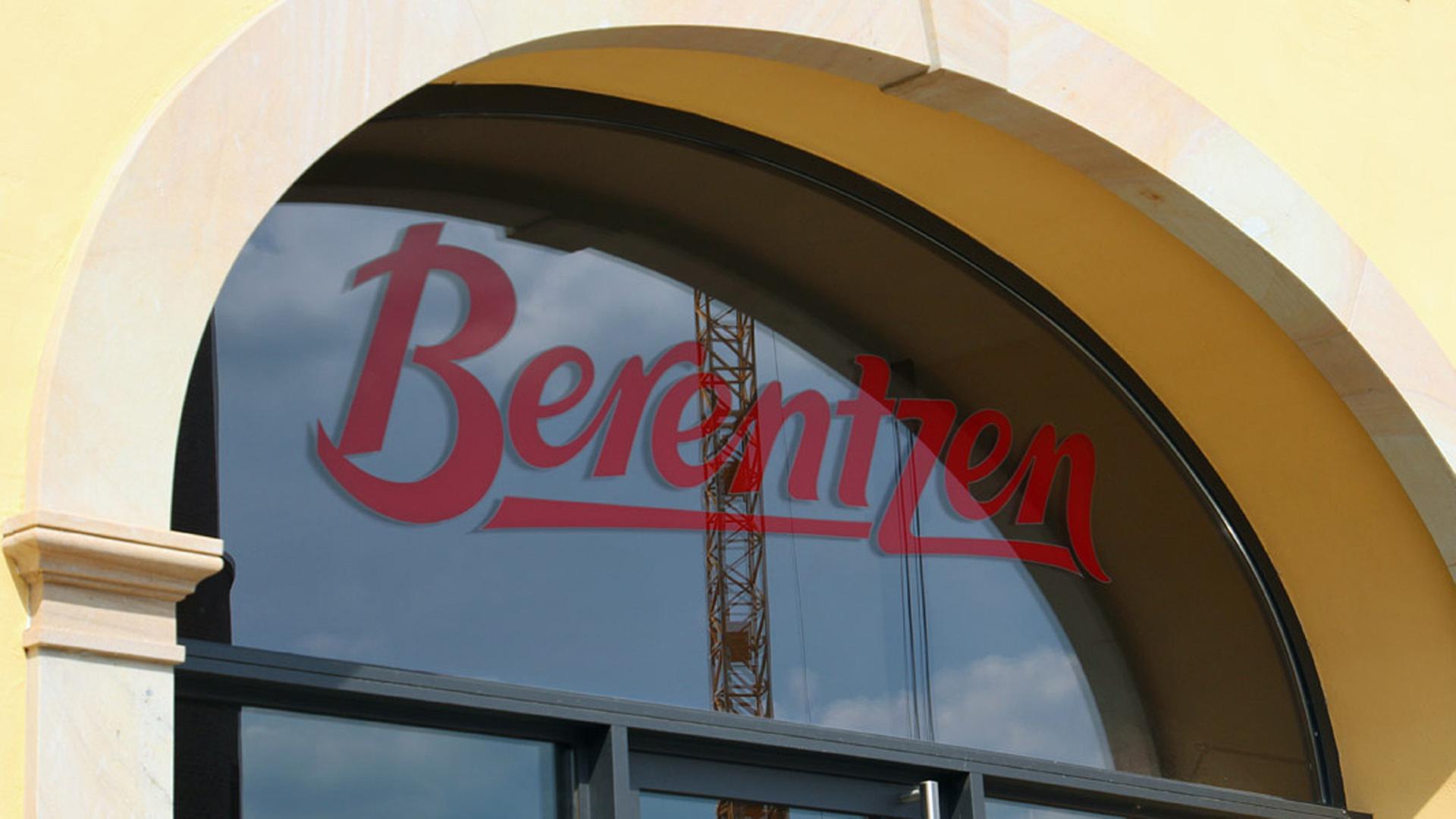 Ein Fenster mit dem roten Schriftzug des Unternehmens 