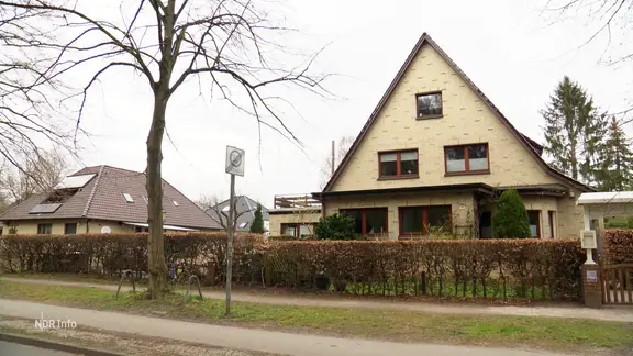 Ein Haus in einem Wohngebiet.
