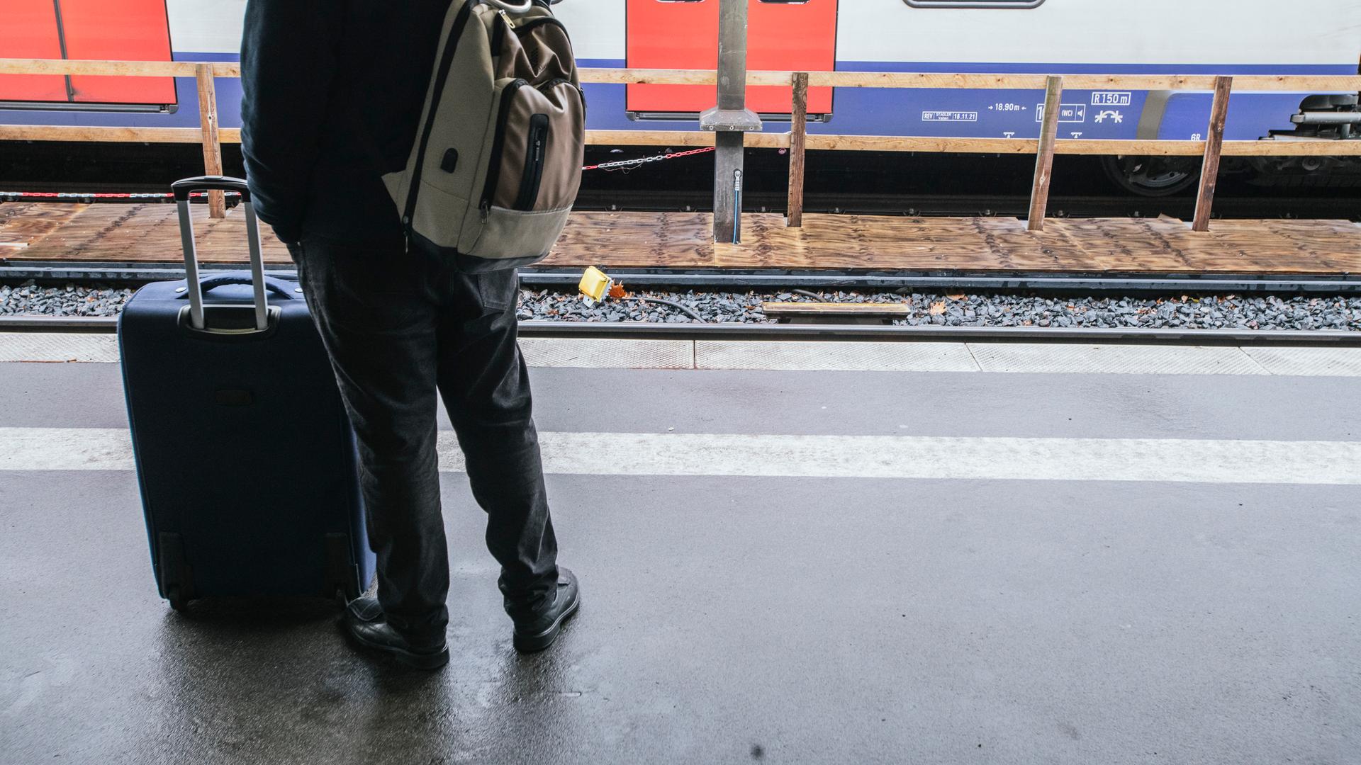 Mann will Handy vom Gleis retten – S-Bahn muss bremsen