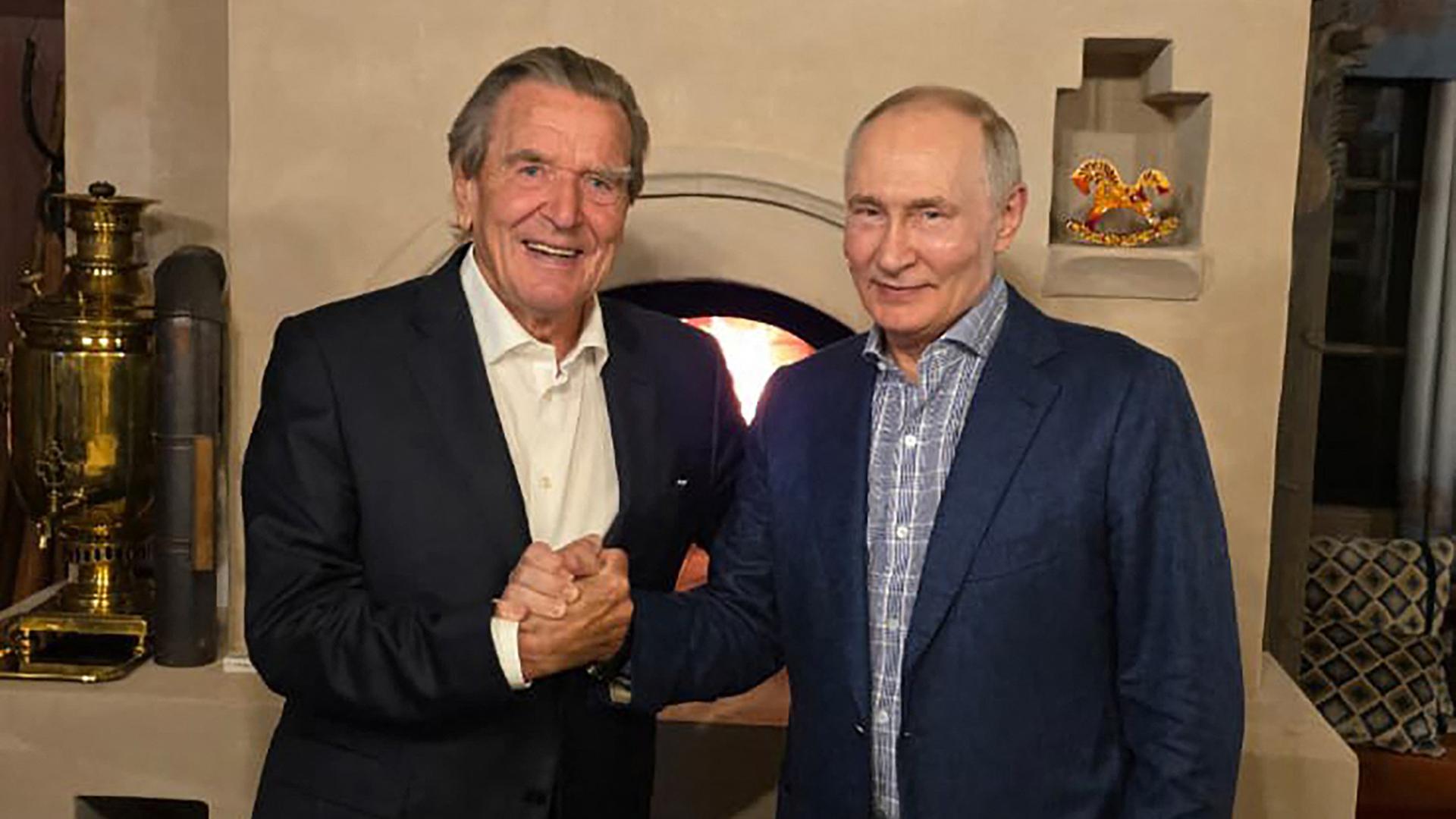 Gerhard Schröder und Wladimir Putin  | REUTERS