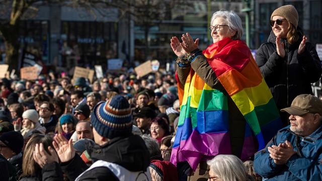 "Omas gegen Rechts": Demo in Hannover mit rund 24.000 Menschen