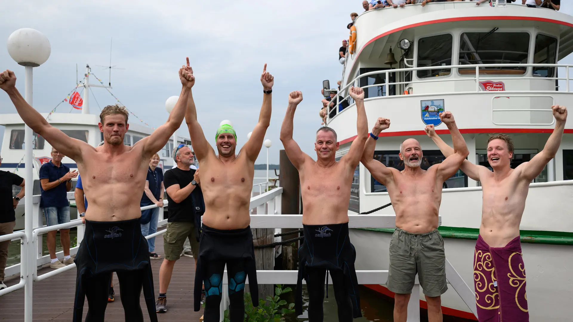 World record: swimmers pull ship through the Zwischenahner Meer