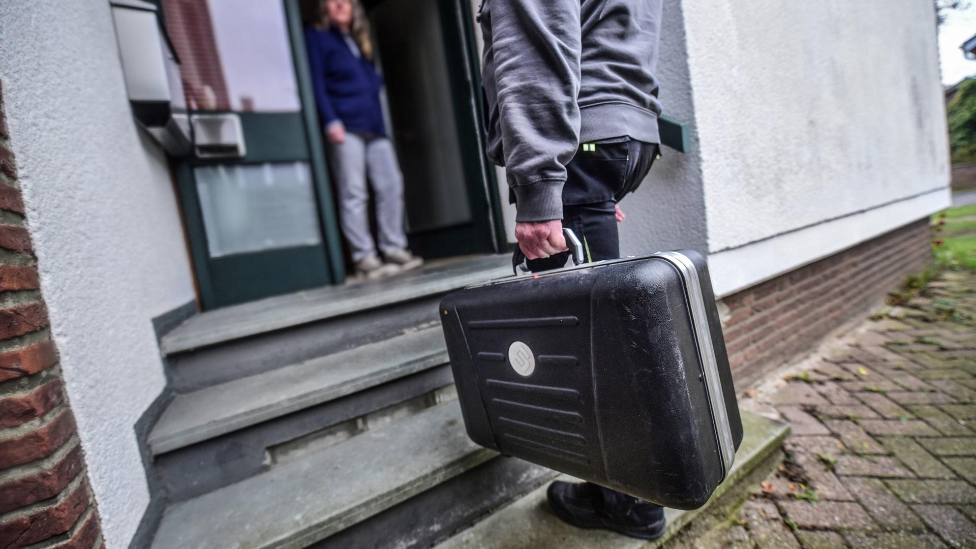 Betrug durch falsche Handwerker: Seniorin verliert fast 50.000 Euro