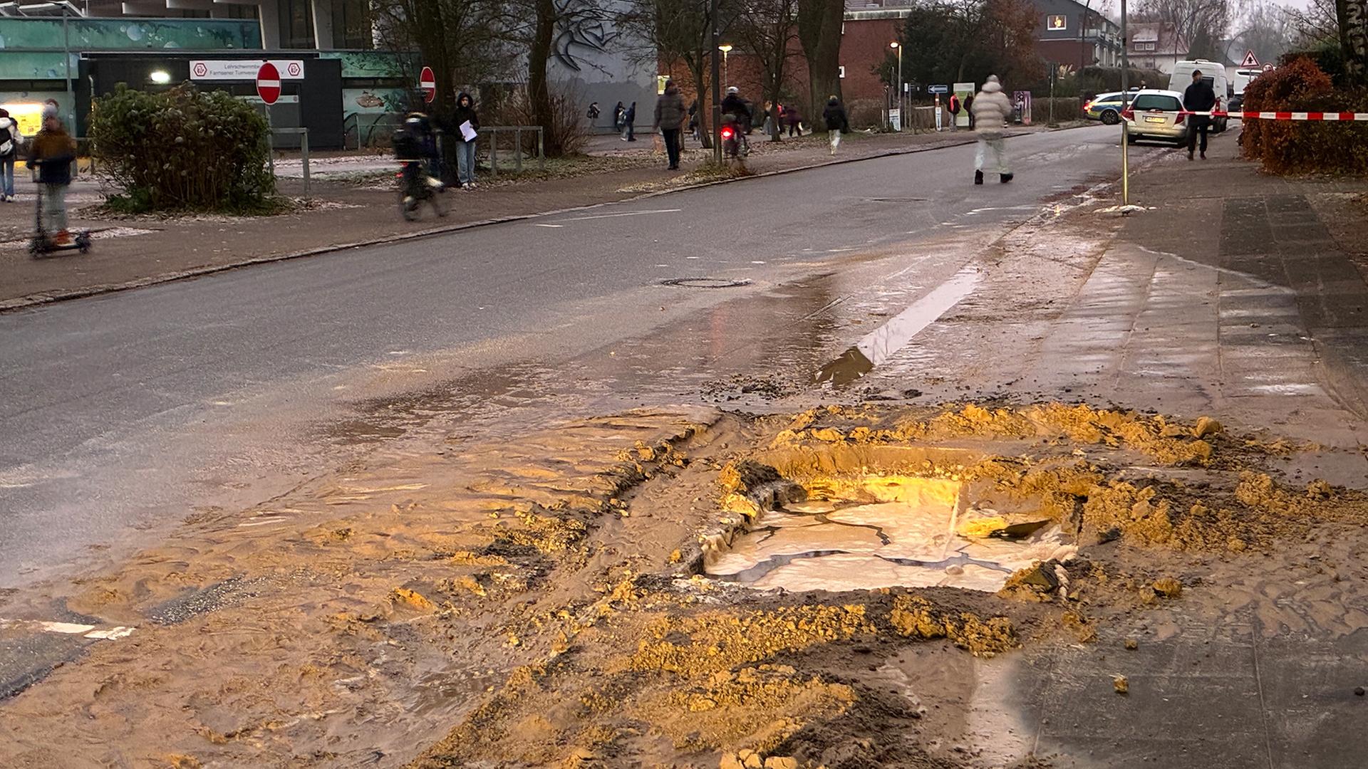 Rohrbruch in Farmsen-Berne: Straße auf 500 Metern unterspült